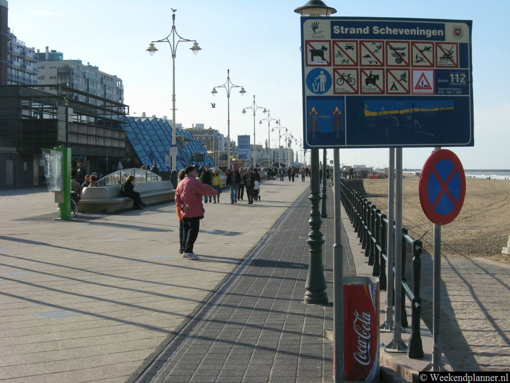Via de Strandweg kun je tot aan de vissershaven van Scheveningen lopen. Rond de visafslag in de haven zijn veel visrestaurants.